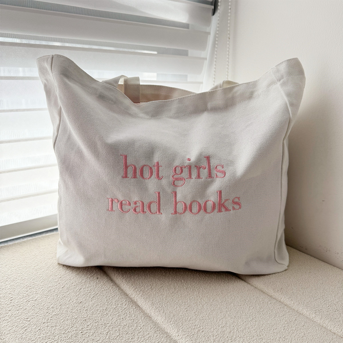 Hot Girls leggi libri lettere  - Women Bags Ck recensione e prezzo